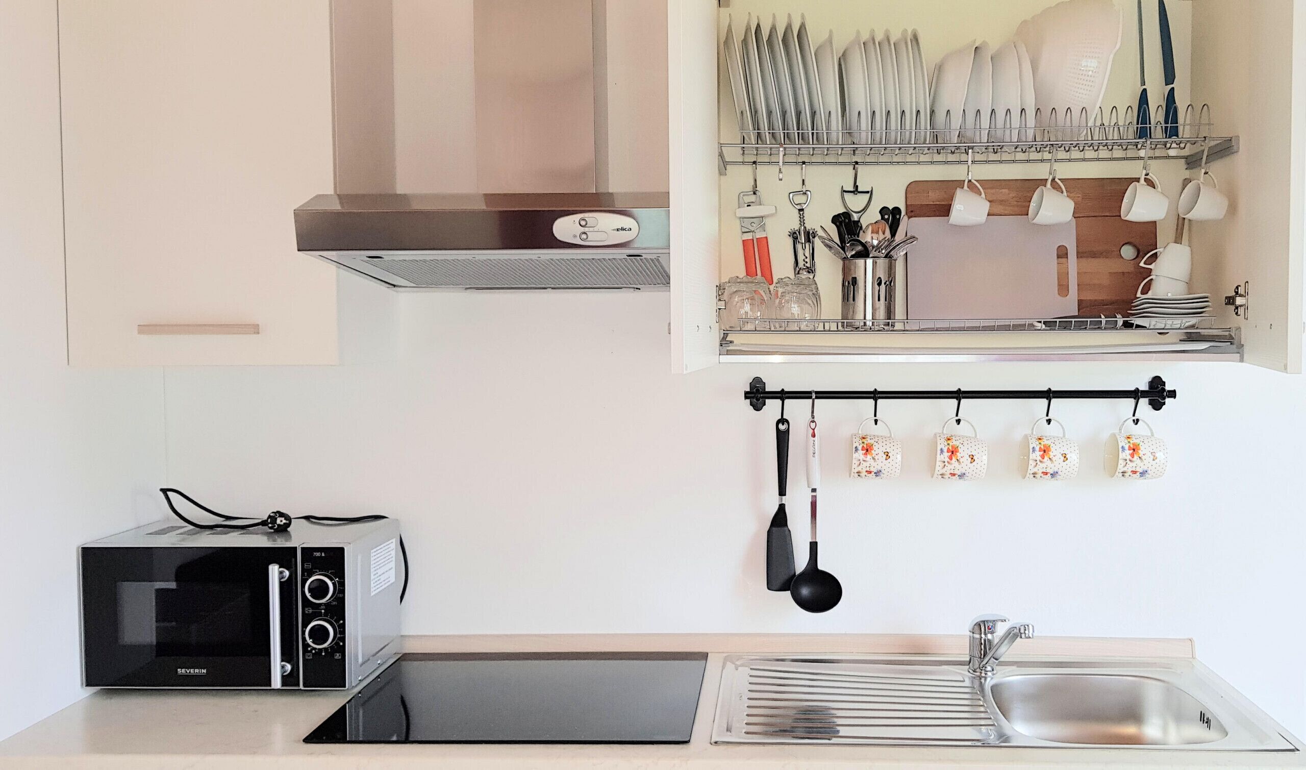 Una kitchenette con microondas, tostadora y pileta.