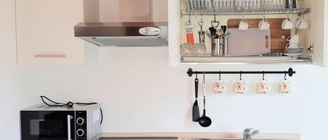 Una kitchenette con microondas, tostadora y pileta.