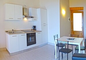 Kühlschrank, Ofen, Geschirrspüler, Wasserkocher mit Kaffee-/Teezubehör