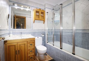 Badewanne, Haartrockner, Handtücher