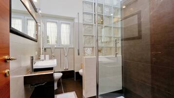 Doccia, asciugacapelli, bidet, asciugamani