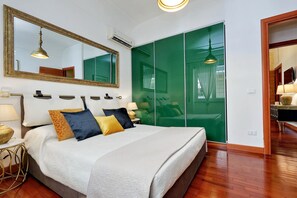 1 quarto, ferros/tábuas de passar roupa, berço de viagem