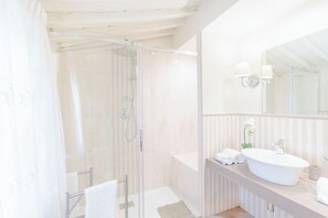 Combined shower/bathtub, hair dryer, bidet, towels - Charming tuscany villa few minutes to the center of Lucca&Pisa with private pool (Lucca)