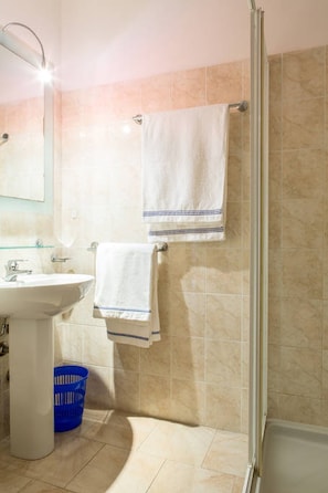 Dusche, Bidet, Handtücher, Toilettenpapier