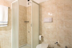 Dusche, Bidet, Handtücher, Toilettenpapier