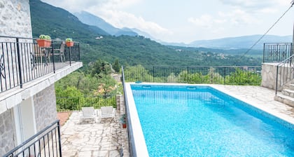 Hillside apartment with stunning views of sea and mountains, sea 2 km, pool