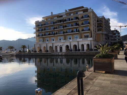  Hillside apartment with stunning views of sea and mountains, sea 2 km, pool