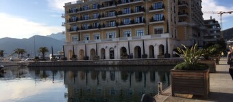  海と山々、海2 km、プールの素晴らしい景色を望む丘の中腹のアパート