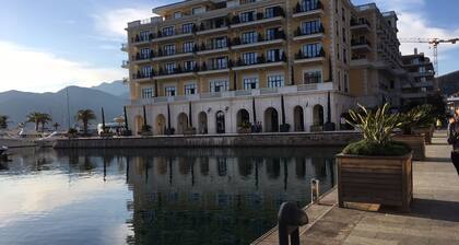 Hillside apartment with stunning views of sea and mountains, sea 2 km, pool