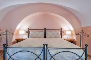 1 quarto, escrivaninha, ferros/tábuas de passar roupa, berço de viagem