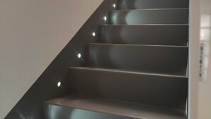 A modern staircase with a sleek design and minimalistic style. - Terraced house with dehors adjacent beach in residence (San Teodoro)