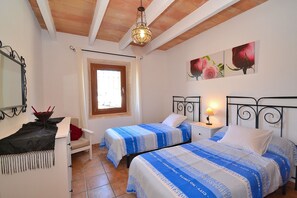 2 bedrooms, iron/ironing board, free WiFi, bed sheets