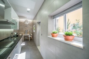 Réfrigérateur, four à micro-ondes, un four, surface de cuisson