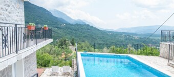 壮丽景色，大型私人露台，可俯瞰群山，游泳池和大海2公里