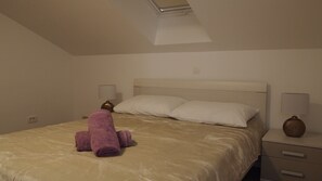 2 bedrooms, internet, bed sheets