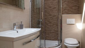 Dusche, Haartrockner, Handtücher