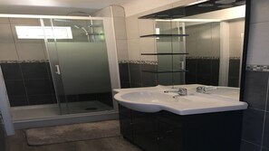 Shower, hair dryer, soap, shampoo - Small house in Sarlat with swimming pool, terrace and parking space (Sarlat-la-Canéda)