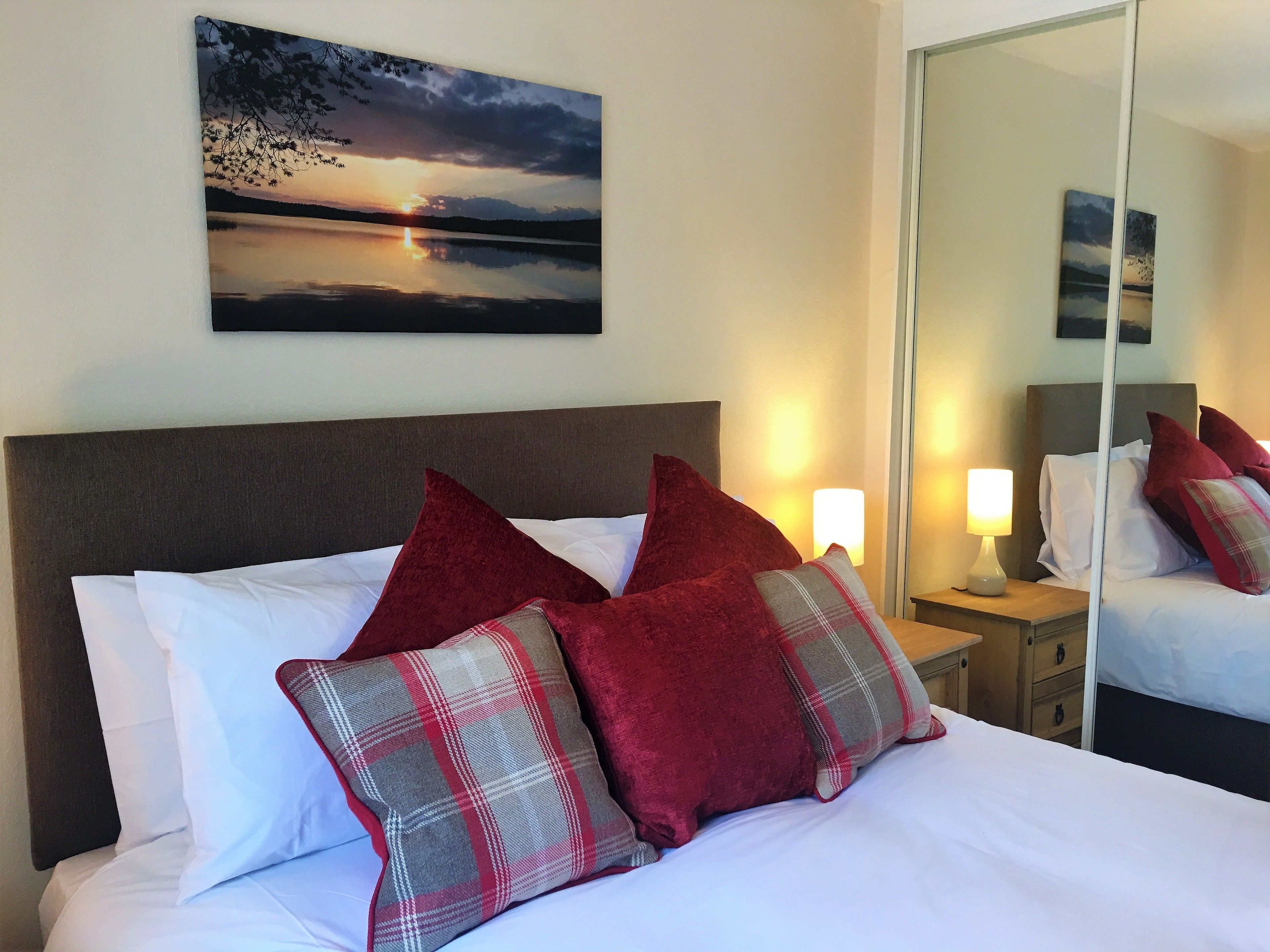 2 عدّة غرف نوم وواي فاي مجانًا وملاءات أسرّة