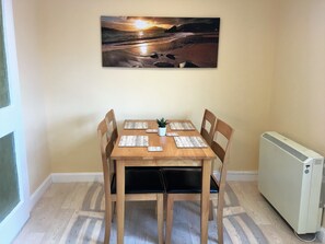 Cottage, 2 Bedrooms | In-room dining