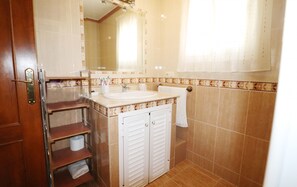 Bathtub, hair dryer, towels - 1037 Villa Alabarce (Nerja)