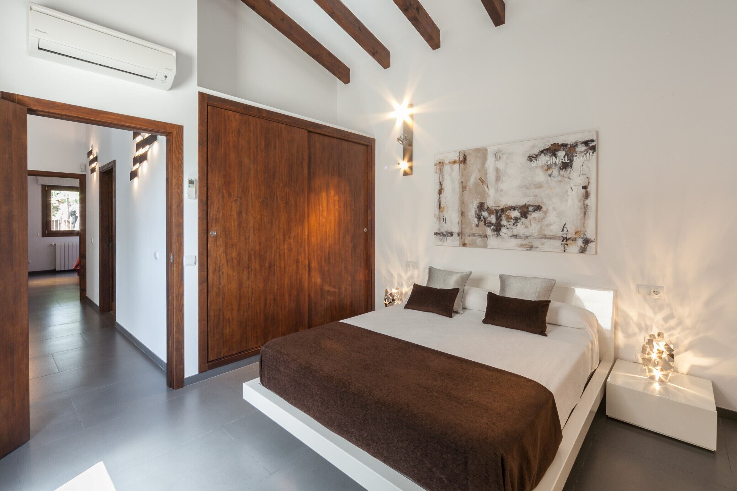 3 slaapkamers, een strijkplank/strijkijzer, gratis wifi, beddengoed