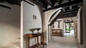 A hallway with a wooden table, a bench, and a tiled floor. - Elegant apartment with garden in S.Croce, Venice (Santa Croce)