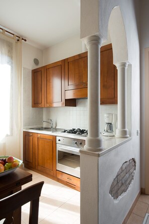 Kühlschrank, Ofen, Herdplatte, Wasserkocher mit Kaffee-/Teezubehör