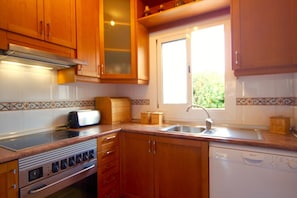 Kühlschrank, Mikrowelle, Ofen, Geschirrspüler