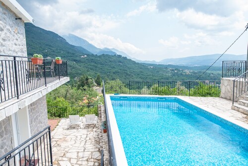 Perfect for12 people, 2 km to sea, Sun Terraces, Sea View,Pool, 3 separate units