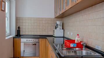 Frigorífico, microondas, horno y placa de cocina