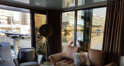 Vacances sur la « Riverloft I ». Le premier appartement sur une péniche