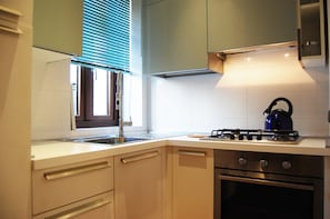 Fridge, oven, stovetop, coffee/tea maker