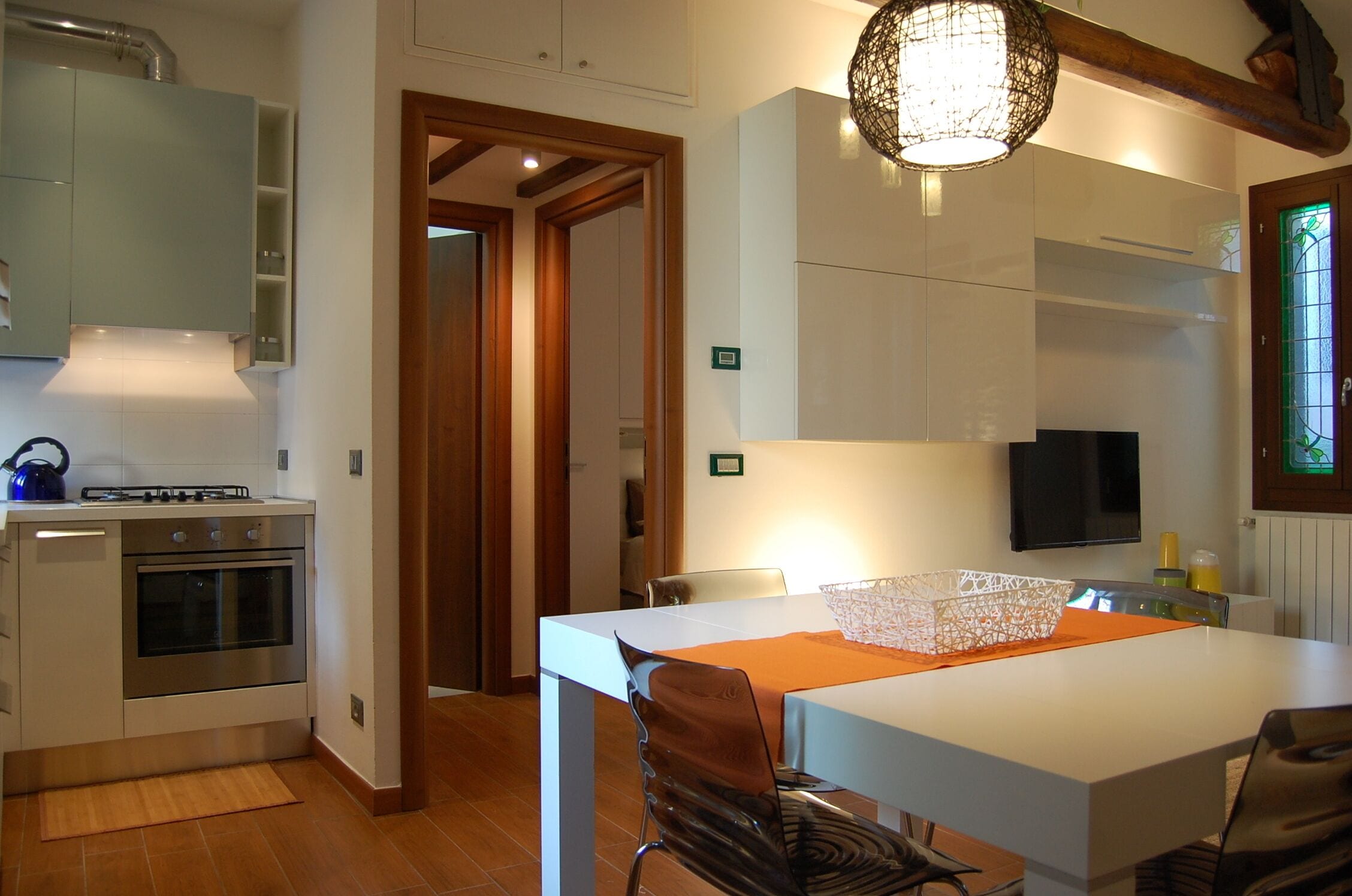 Refrigerador, horno, placa de cocina, cafetera/tetera