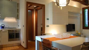 Fridge, oven, stovetop, coffee/tea maker