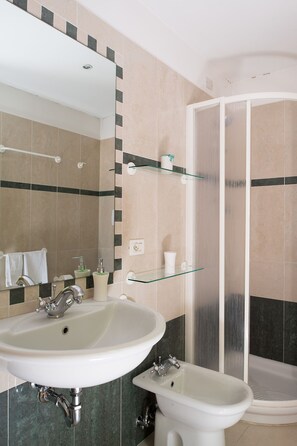 Shower, hair dryer, towels - Elegant apartment with small private terrace in S.Croce, Venice (Santa Croce)