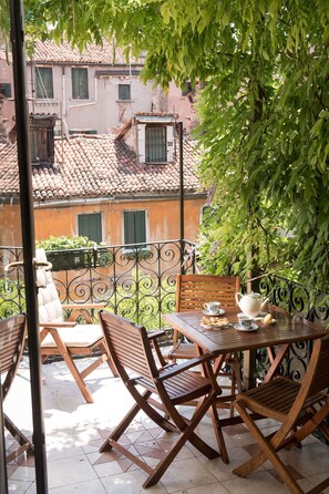Outdoor dining - Elegant apartment with small private terrace in S.Croce, Venice (Santa Croce)