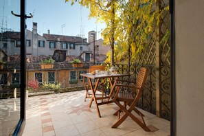 Outdoor dining - Elegant apartment with small private terrace in S.Croce, Venice (Santa Croce)