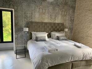 8 bedrooms, iron/ironing board, WiFi, bed sheets