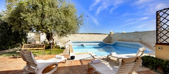 HĂ€rlig villa omgiven av Medelhavet natur med privat pool