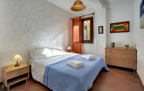 4 bedrooms, iron/ironing board, free WiFi, bed sheets