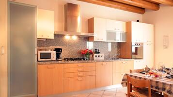 Refrigerador, microondas, horno y parrilla de estufa