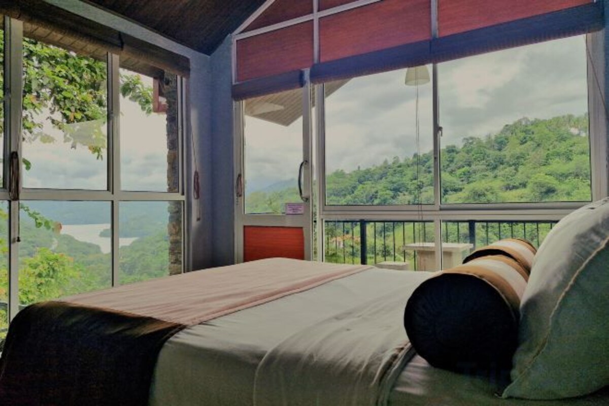 2 bedrooms, premium bedding, down comforters, pillowtop beds