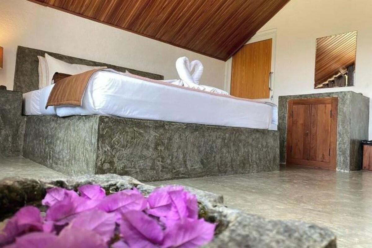2 bedrooms, premium bedding, down comforters, pillowtop beds