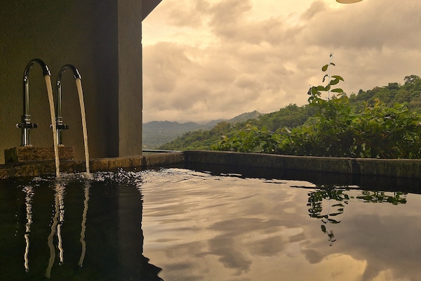 Deep soaking bathtub