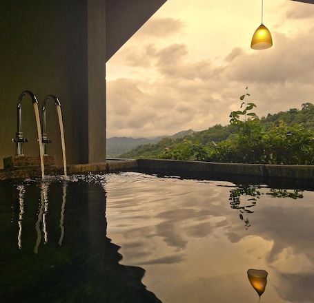 Romantic Suite | Deep-soaking bathtub. Kandy Victoria Eco Resort