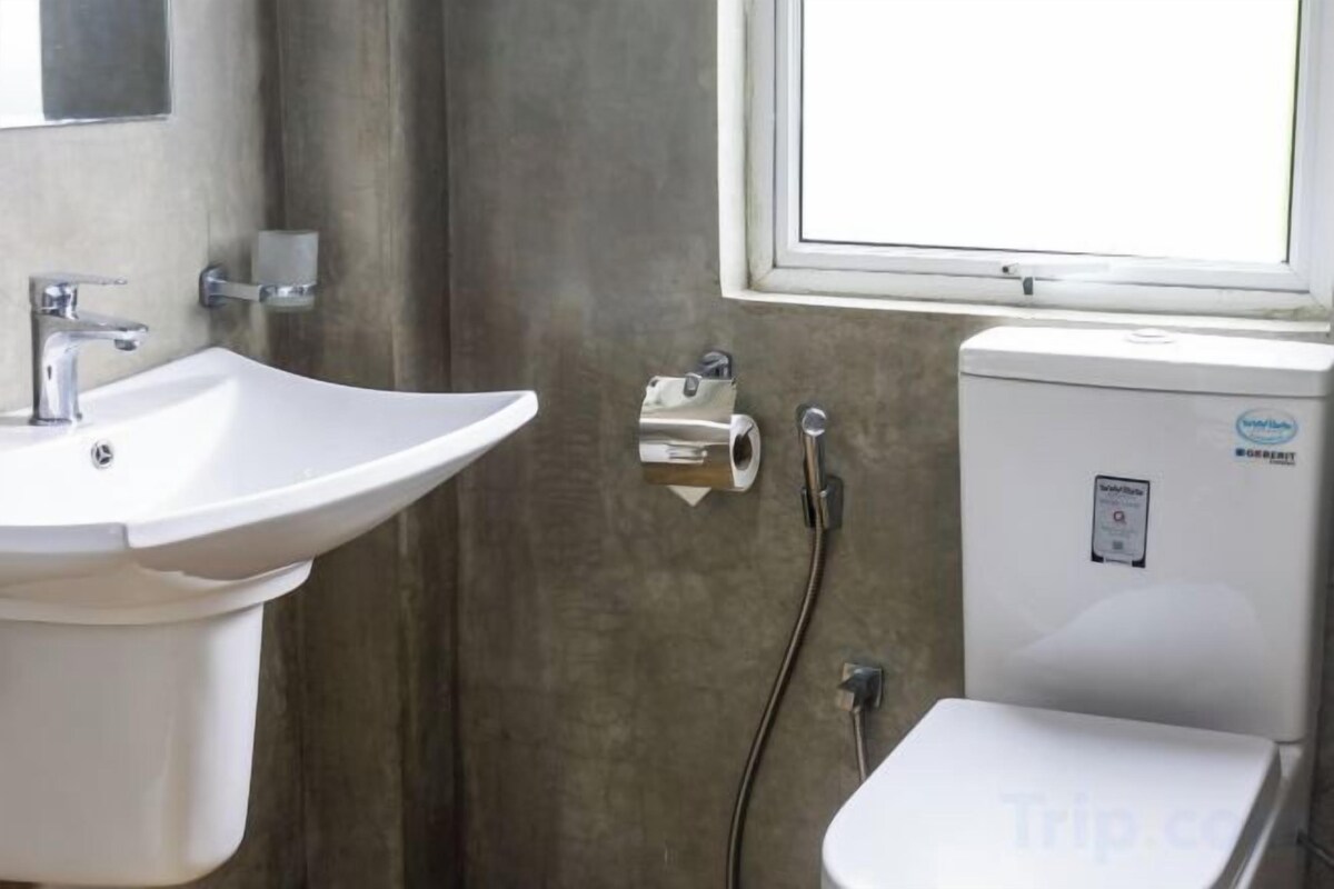 Salle de bain | Articles de toilette (gratuits), séchoir à cheveux, pantoufles
