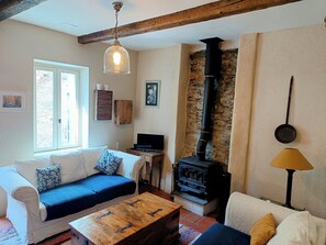 TV, DVD-spiller, bøker og filmbibliotek