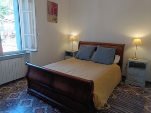 3 bedrooms, desk, iron/ironing board, WiFi