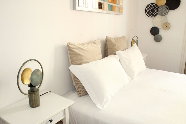 2 bedrooms, iron/ironing board, internet