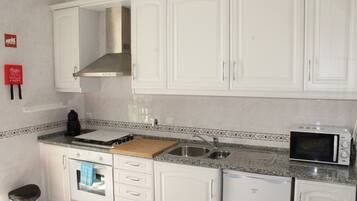 Jääkaappi, mikroaaltouuni, uuni, liesi